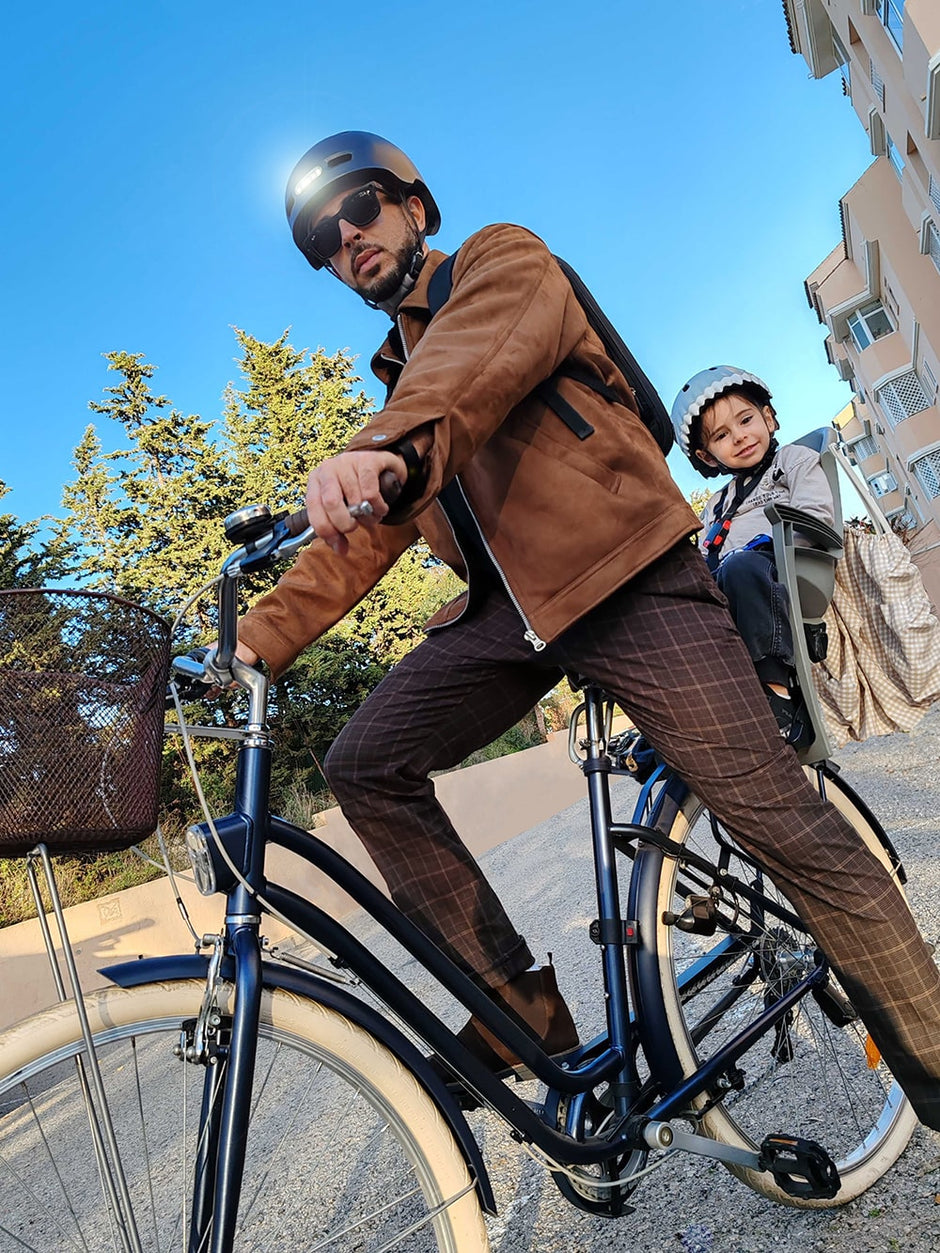 Black Bicycle Helmet with Built-In Rechargeable Front and Rear Lights, Designed for Enhanced Visibility and Safety for Both Men and Women