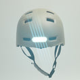 Video in Galerie-Betrachter laden und wiedergeben, Sand Bicycle Helmet with Built-In Rechargeable Front and Rear Lights, Designed for Enhanced Visibility and Safety for Both Men and Women
